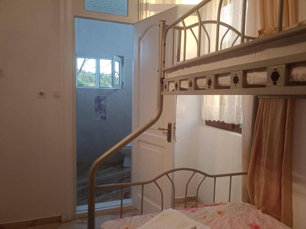 Bis-A Guesthouse Makhinjauri Bagian luar foto