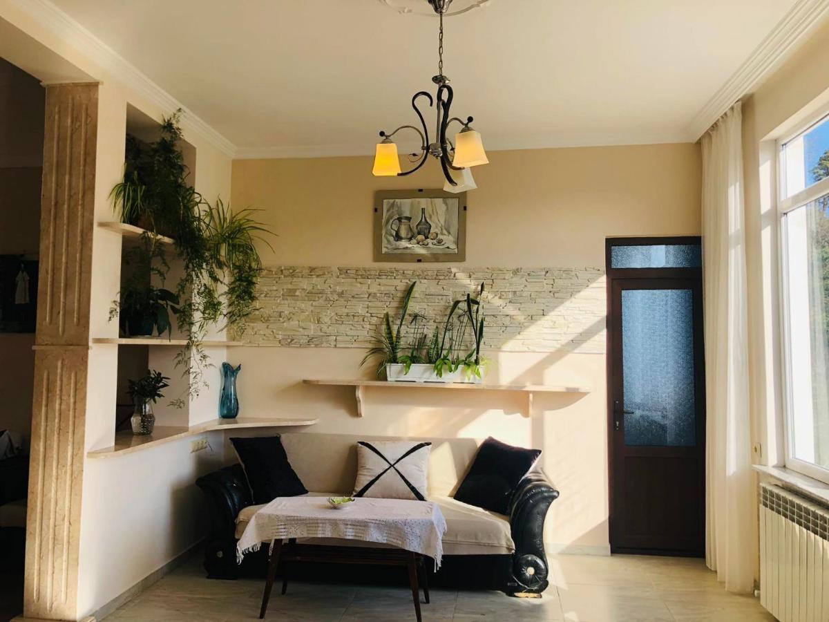 Bis-A Guesthouse Makhinjauri Bagian luar foto