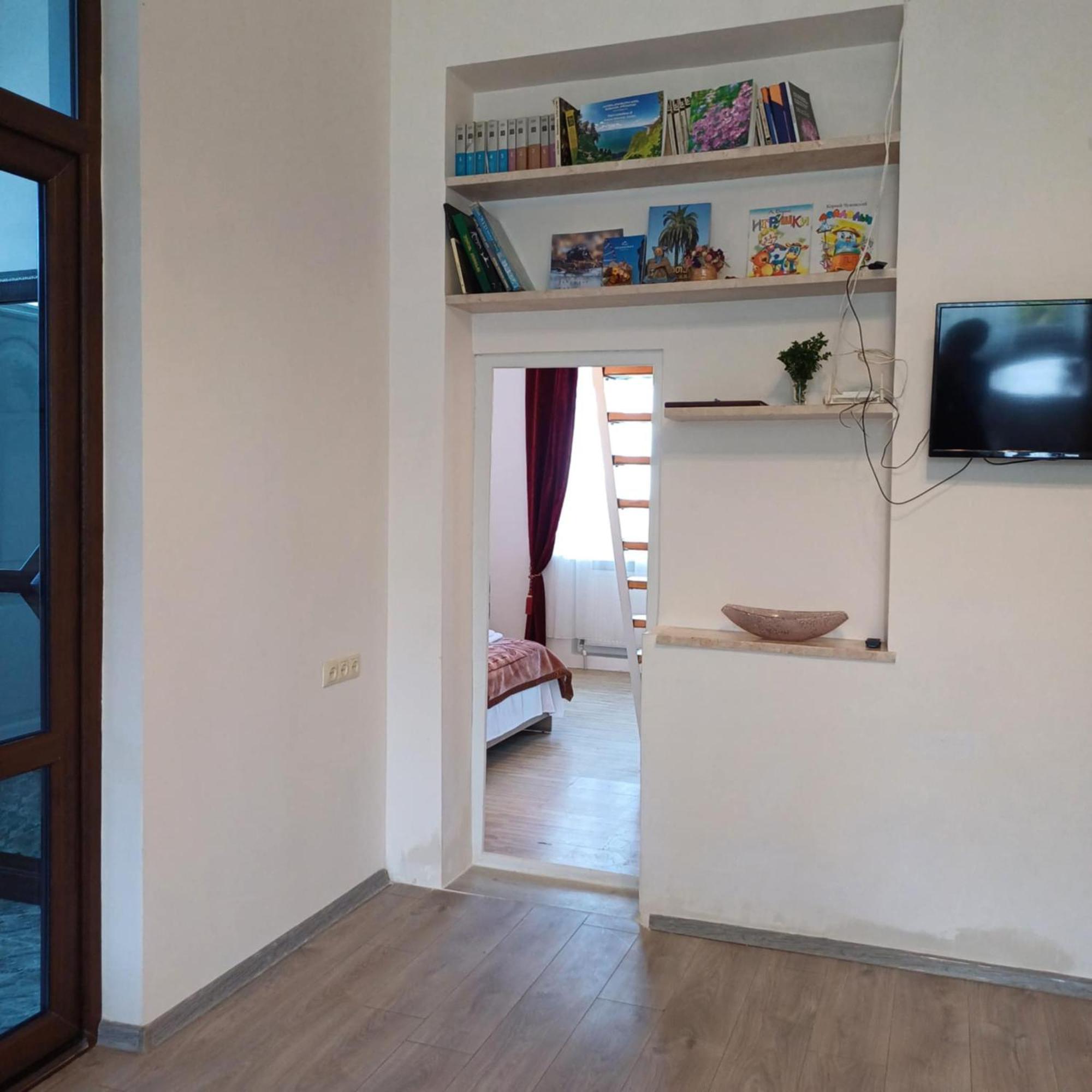 Bis-A Guesthouse Makhinjauri Bagian luar foto