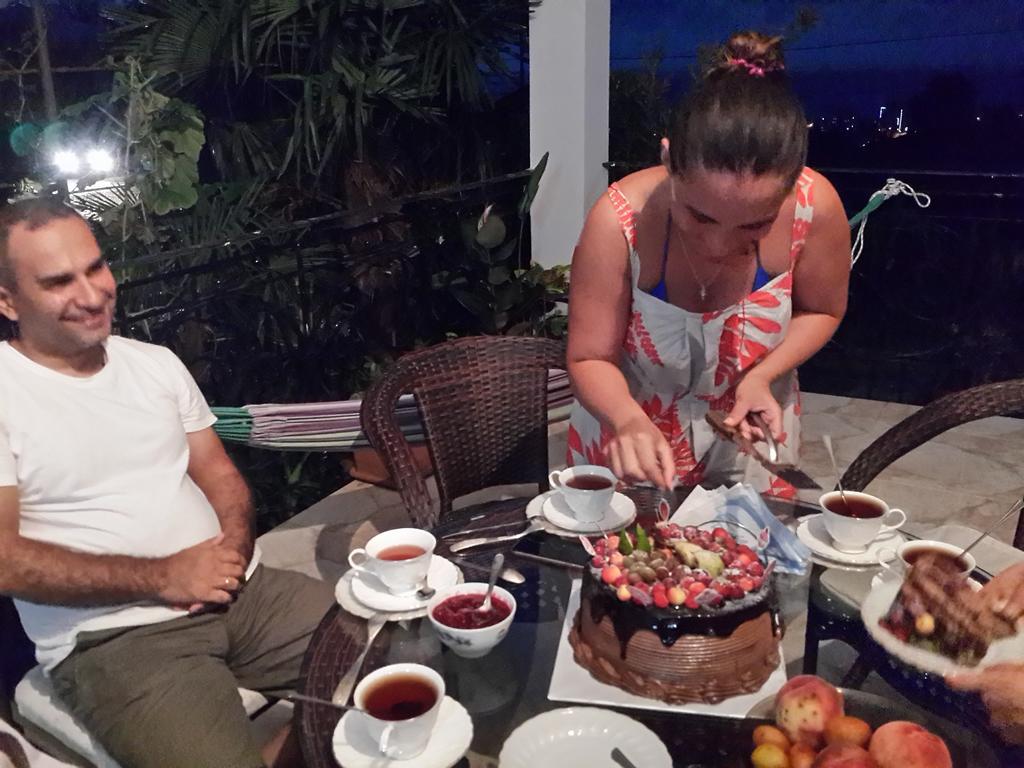 Bis-A Guesthouse Makhinjauri Bagian luar foto