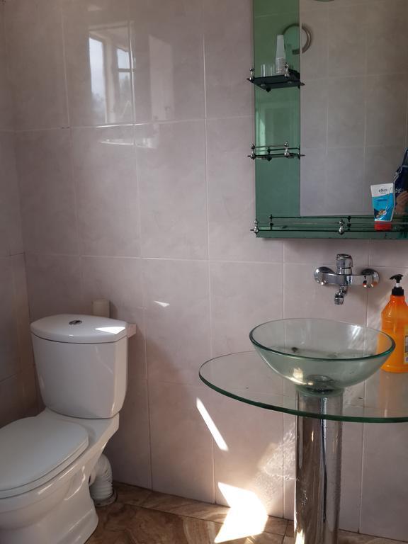 Bis-A Guesthouse Makhinjauri Bagian luar foto